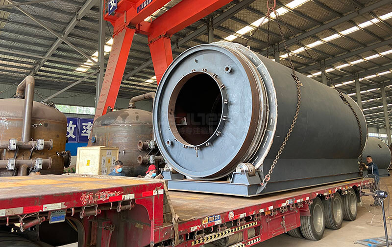 新疆劉總訂購的6臺LES-2675輪胎煉油設備裝車發(fā)出01