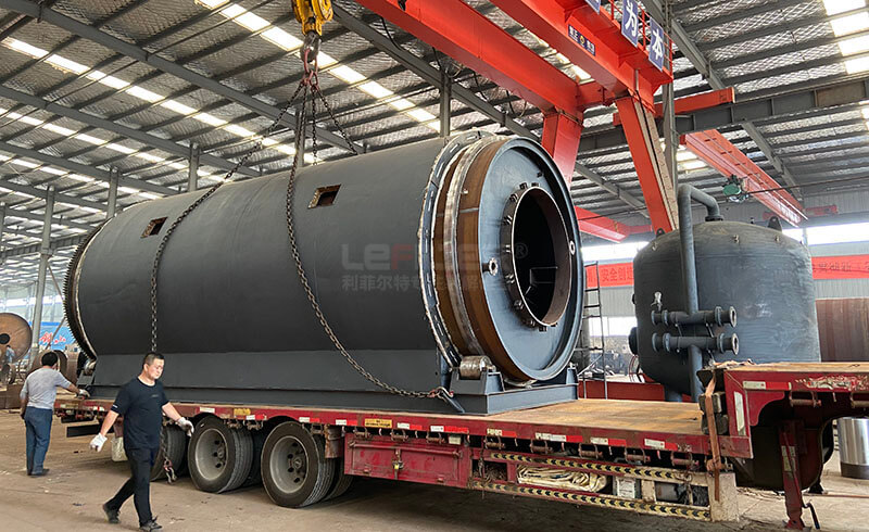 湖南邵陽曾總訂購的多臺LES-2866輪胎煉油設備裝車發(fā)出02